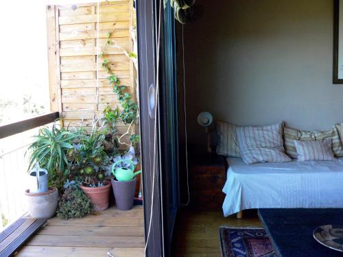 Cette chambre comprend un lit et des plantes en pot. dans l'établissement T2 à Cassis vue mer de rêve, à Cassis