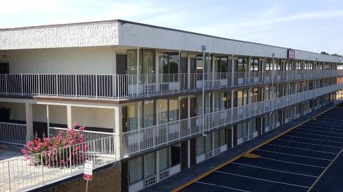 a building with balconies and a lot of windows at Regency Inn Richmond in Richmond