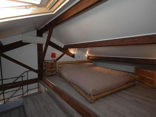 サン・ラファエルにあるMaison Vauban Plusのベッドルーム1室(屋根裏部屋に大型ベッド1台付)