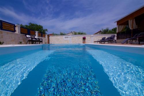 Bazén v ubytování Tomica Apartments with Pool nebo v jeho okolí