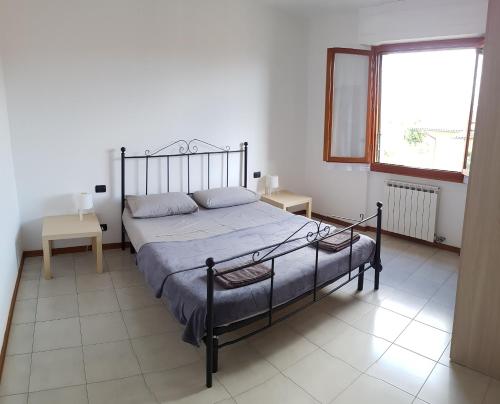 a bedroom with a bed and a window at Condominio Stefania in Ameglia