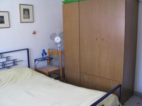 a bedroom with a closet and a bed and a fan at Appartamento Centrale in Scalea