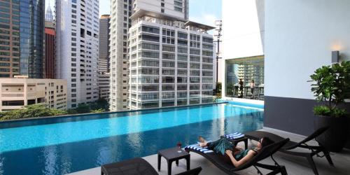 One Bukit Ceylon by Homes Asian tesisinde veya buraya yakın yüzme havuzu