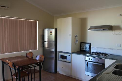 Una cocina o cocineta en AAOK Karratha Caravan Park
