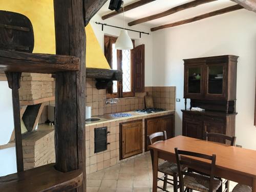 cocina con armarios de madera y mesa de madera en Villa del Nespolo, en Fiumefreddo di Sicilia