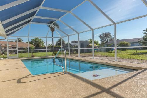 Der Swimmingpool an oder in der Nähe von Chaves