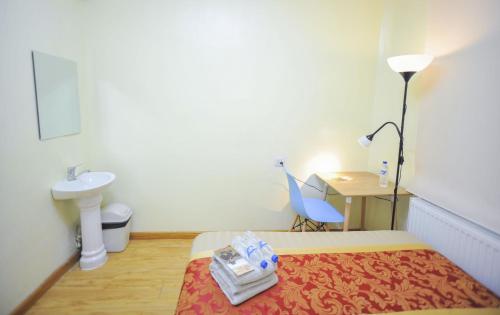 Zimmer mit einem Bett, einem Waschbecken und einem Schreibtisch in der Unterkunft Mongolian Vision Tours in Ulaanbaatar