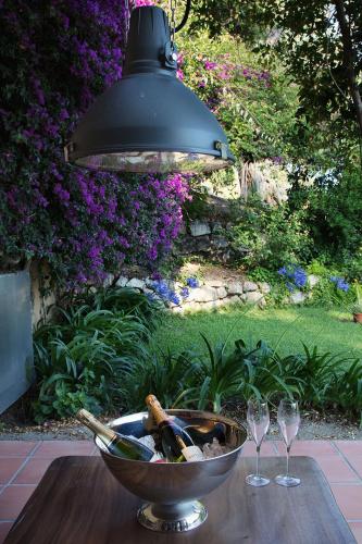 - un bol de bouteilles de vin et des verres à vin sur une table dans l'établissement Monaco Country Park, à Roquebrune-Cap-Martin