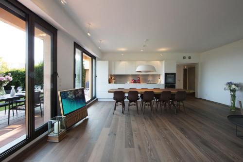 eine Küche und ein Esszimmer mit Tisch und Stühlen in der Unterkunft Monaco Country Park in Roquebrune-Cap-Martin