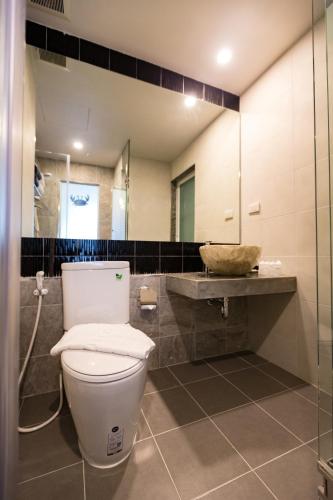 Salle de bains dans l'établissement Maneetel Krabi Beachfront-SHA Plus