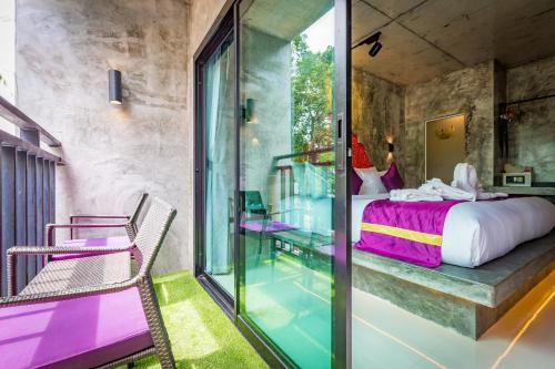 Un ou plusieurs lits dans un hébergement de l'établissement Maneetel Krabi Beachfront-SHA Plus