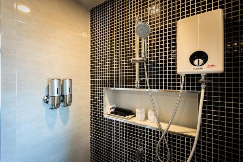 Salle de bains dans l'établissement Maneetel Krabi Beachfront-SHA Plus
