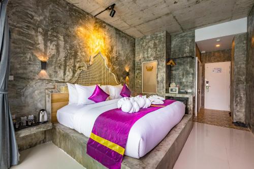Un ou plusieurs lits dans un hébergement de l'établissement Maneetel Krabi Beachfront-SHA Plus