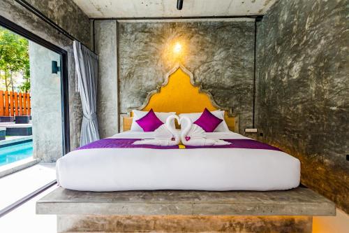Un ou plusieurs lits dans un hébergement de l'établissement Maneetel Krabi Beachfront-SHA Plus