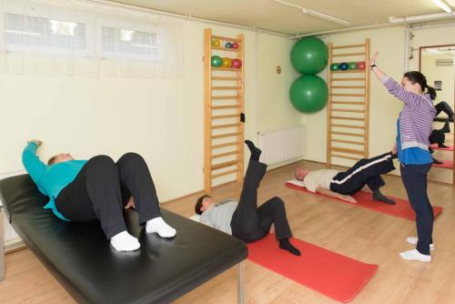 un grupo de personas haciendo yoga en un gimnasio en Borbányai Rehabilitációs Ház, en Nyíregyháza