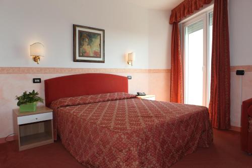 Postel nebo postele na pokoji v ubytování Hotel Carlton