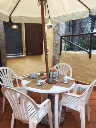 サンタ・マルゲリータ・ディ・プーラにあるPinus Village - Da Nonna Luisaの白いテーブルと椅子