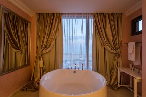 Ett badrum på Phoenicia Royal Hotel
