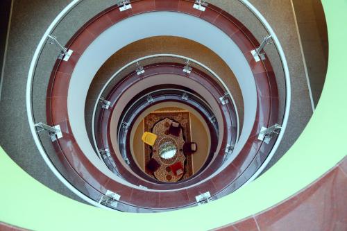 an overhead view of a spiral stairway at Hotel Halwachy in As Sulaymānīyah