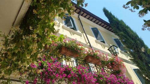 a building with flowers on the side of it at B&B Casa Zia Cianetta Residenza di Campagna in Capodacqua di Foligno