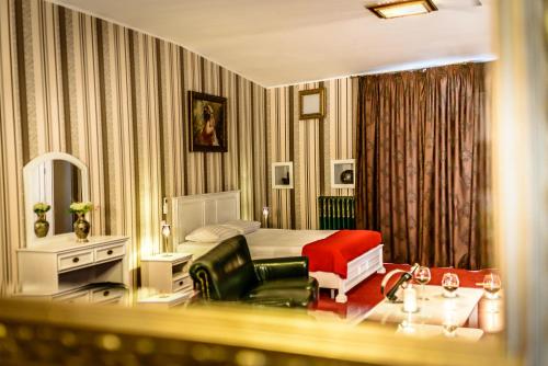 1 dormitorio con 1 cama, 1 sofá y 1 silla en Vila Sia, en Bucarest
