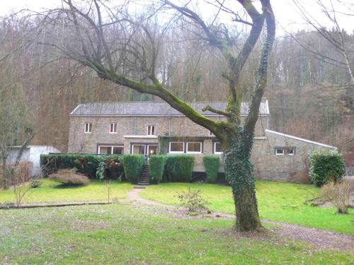 una casa de ladrillo con un árbol delante de ella en Home with garden beside the Ourthe and the RAVeL en Comblain-au-Pont