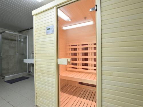 una sauna con puerta de cristal en el baño en Holiday Home in Gouvy Ardennes with Sauna, en Rogery