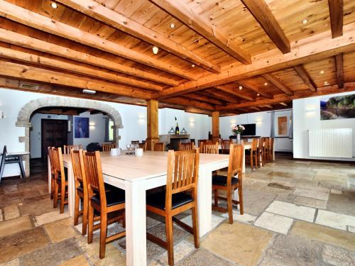 Restoran atau tempat lain untuk makan di Spacious Villa in Durbuy with Sauna