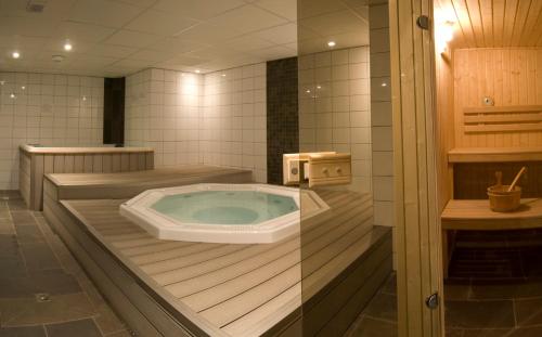 a jacuzzi in a bathroom with a jacuzziificialificial at Madame Vacances Le Vermont in Valmeinier