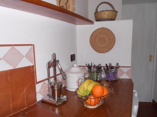 un cesto di frutta su un bancone in cucina di B&B Salighes a Ozieri