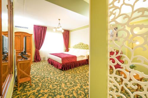 une chambre d'hôtel avec un lit et une fenêtre dans l'établissement Studio One Accommodation Suites, à Bucarest