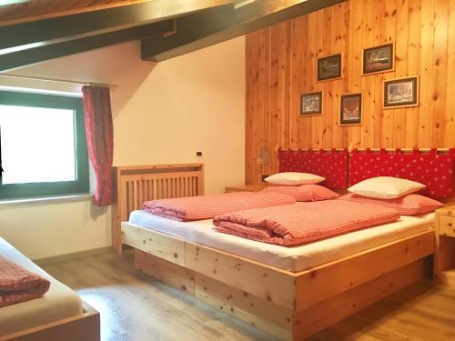 Ein Bett oder Betten in einem Zimmer der Unterkunft Ciasa Gabriel