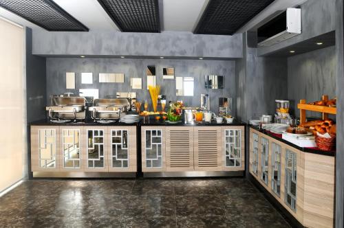 Kuchyň nebo kuchyňský kout v ubytování Akoni Hotel