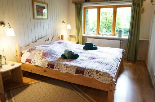 een slaapkamer met een bed met twee teddyberen erop bij FH Drosselschmiede in Lütjenholm