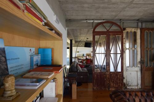 een kamer met een bureau met een deur en een woonkamer bij Quinta de Santa Marinha in Castedo