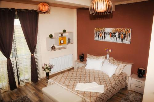 ママイア・ノルドにあるApartament Liviu Mamaia Nordのベッドルーム1室(ベッド1台、大きな窓付)