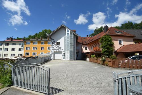 ein Gebäude mit einem Tor vor einigen Gebäuden in der Unterkunft Apartments Otre Frymburk in Frymburk