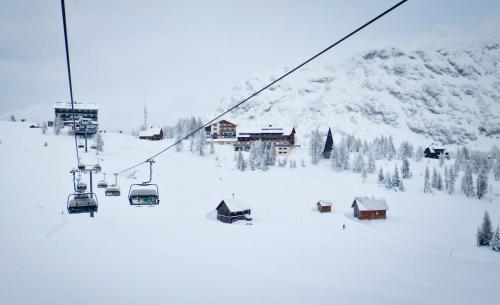 a ski lift with people on it in the snow at Lärchenhütte in Tauplitzalm