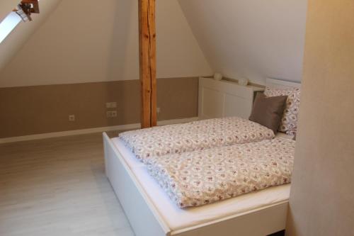 ein Schlafzimmer mit einem Bett mit einem Holzrahmen in der Unterkunft Ferienwohnung Paula in Wernigerode