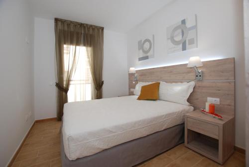 Un pat sau paturi într-o cameră la Apartments Gran VP