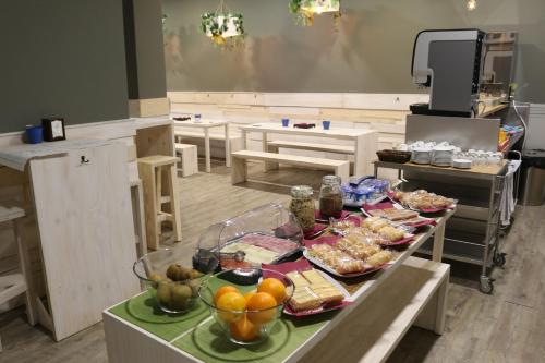 Una mesa con un montón de comida encima en Hotel Alda Estación Vigo, en Vigo