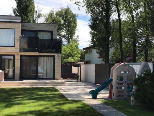 dom z placem zabaw w ogrodzie w obiekcie The Lake House w mieście Fonyód