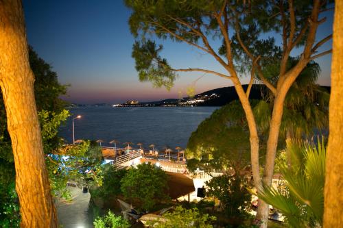 a view of the ocean from a resort at night at Greenport Bodrum Hotel in Guvercinlik