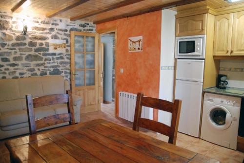 a kitchen with a stove and a microwave at Apartamento el Patio Casa Cajal in Torla