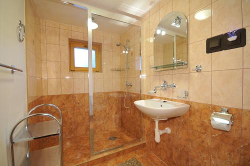 a bathroom with a sink and a shower at E&Z Eva Hruba rekreačný dom in Bystrá