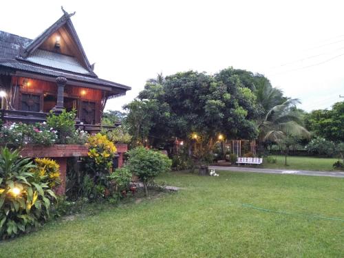 a house with a yard in front of it at Oui Kaew Homestay in Phayao