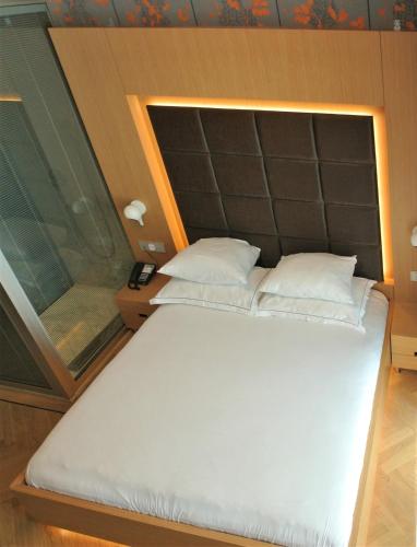 Ένα ή περισσότερα κρεβάτια σε δωμάτιο στο Amadi Park Hotel
