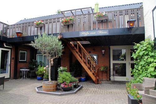 een gebouw met een balkon met planten erop bij Hofje van Maas in Zandvoort