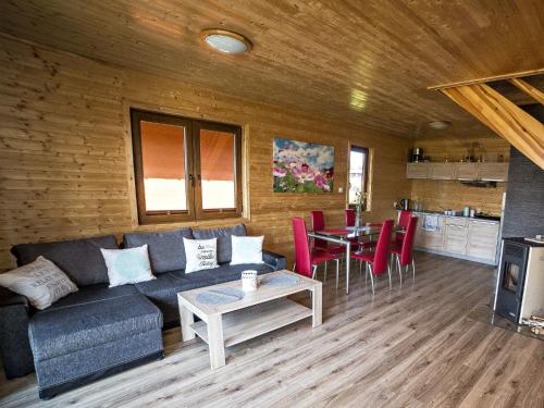 ミエレンコにあるLovely holiday home in Mielno overlooking the lakeのリビングルーム(ソファ、テーブル付)