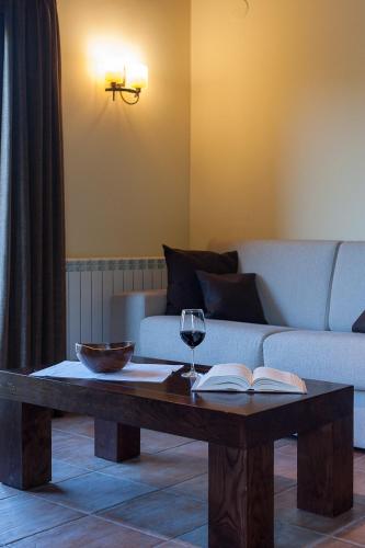a living room with a coffee table with a wine glass at Apartaments El Tossalet in Bonansa